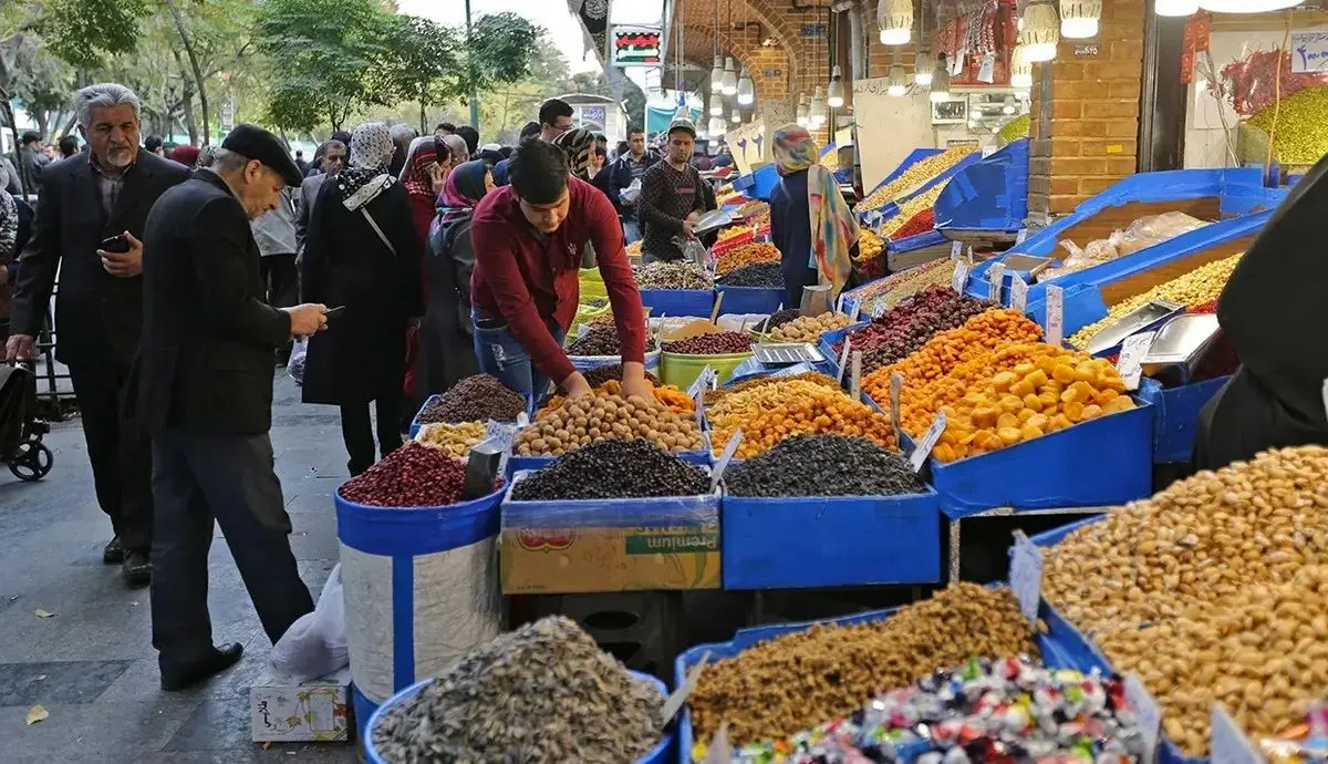 رنگ آمیزی آجیل توسط دستفروش ها/ فروش آجیل قسطی افزایش پیدا کرده است/ آجیل ۱۰۰ درصد گران شد