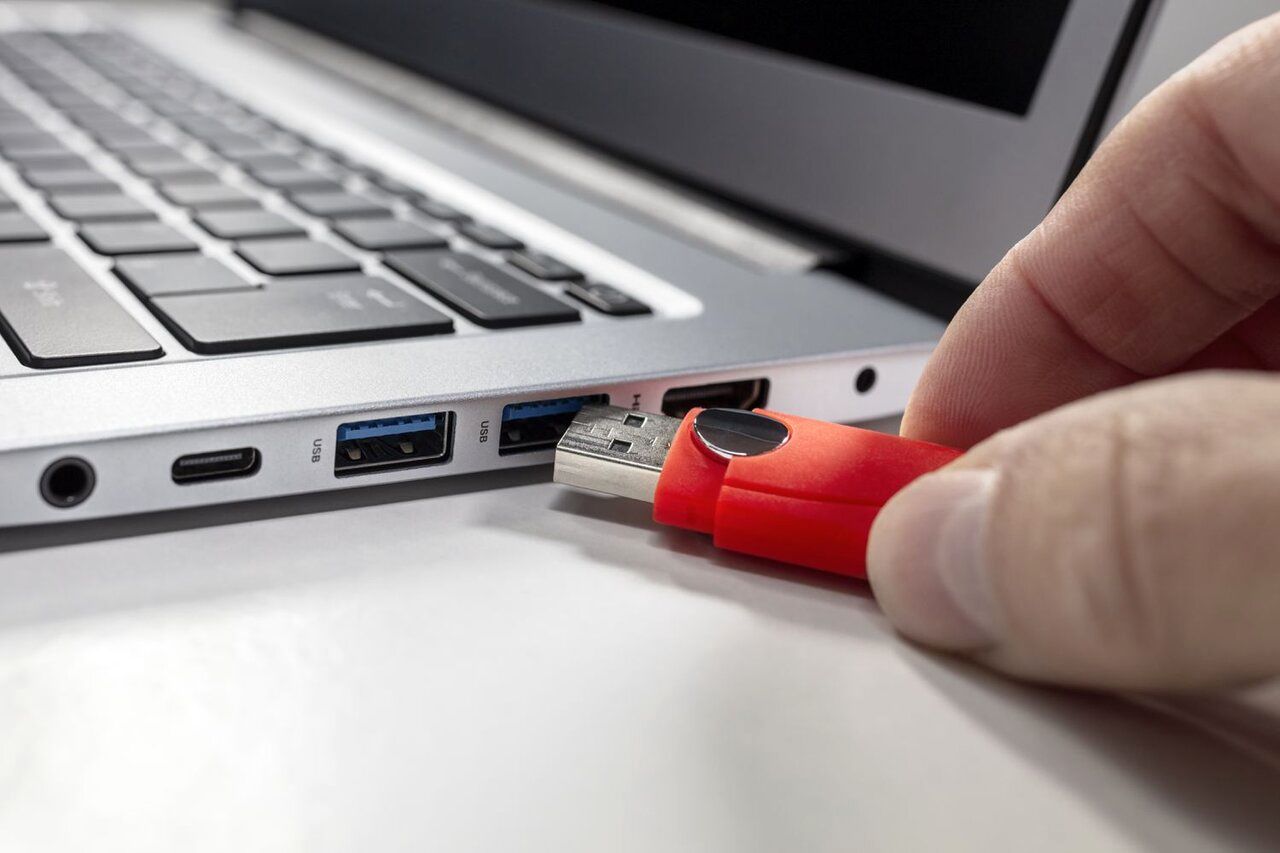 هر چیزی را به پورت USB لپ تاپ خود وصل نکنید