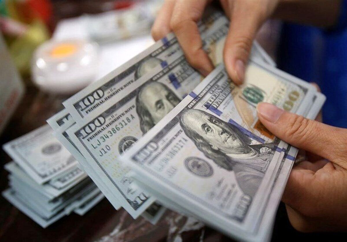 بازگشت دلار تراولی با نسخه جدید؛ خرید دلار 130 هزار تومانی با پرداخت اسکناس نو 100 هزار تومانی