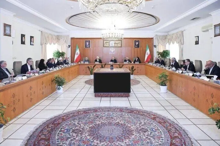 صرفه‌جویی مصرف بنزین باید از دولت شروع شود